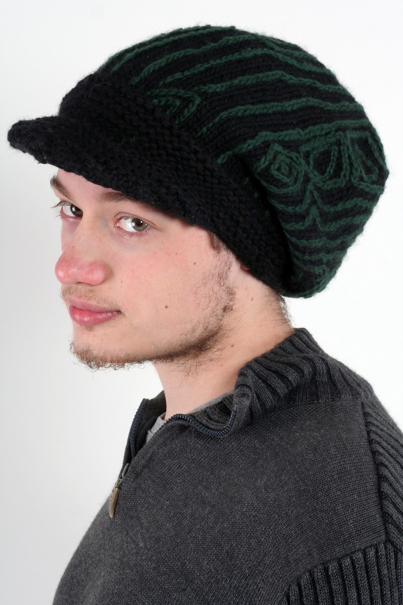 Handgestrickte Slouch-Mütze mit Schirm aus Merinowolle – Tracks, Schwarz/Grün