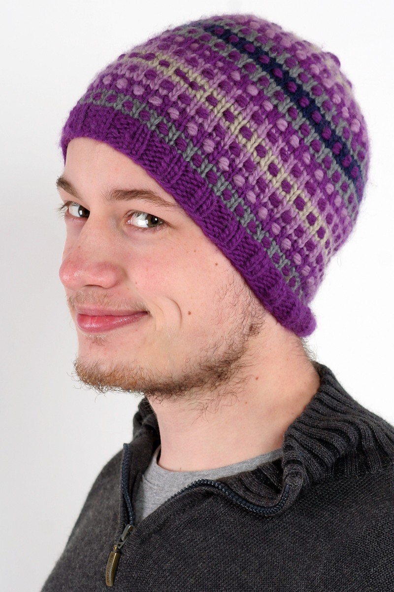 Handgestrickte kurze Beanie aus Merinowolle – Step, Rainbow Purple Rain