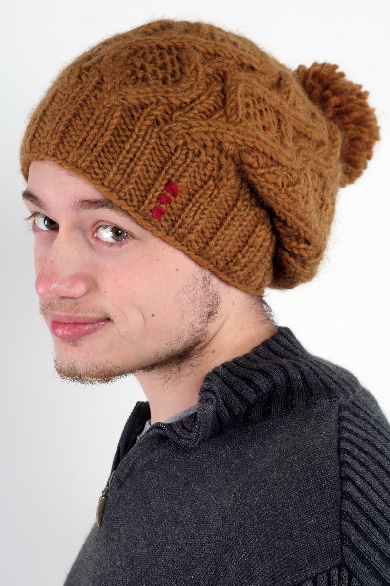 Handgestrickte Slouch-Bommelmütze aus Lammwolle – DNA, Schokobraun