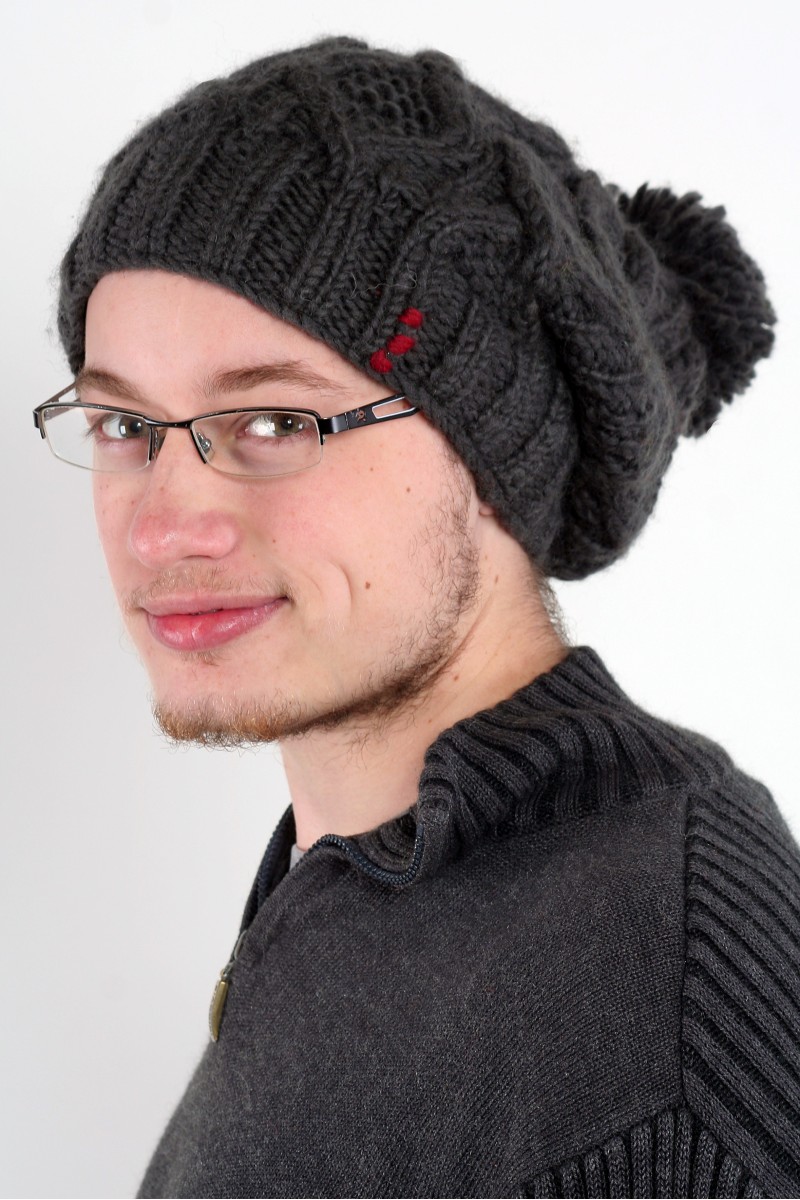Handgestrickte Slouch-Bommelmütze aus Lammwolle – DNA, Dunkelgrau