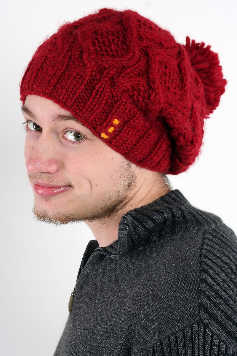 Handgestrickte Slouch-Bommelmütze aus Lammwolle – DNA, Rot
