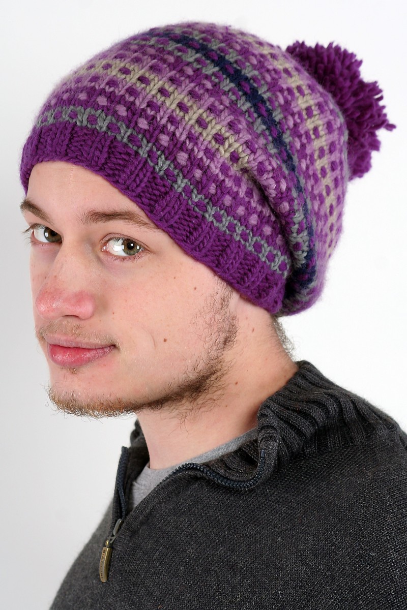 Handgestrickte Slouch-Bommelmütze aus Merinowolle – Step, Rainbow Purple Rain