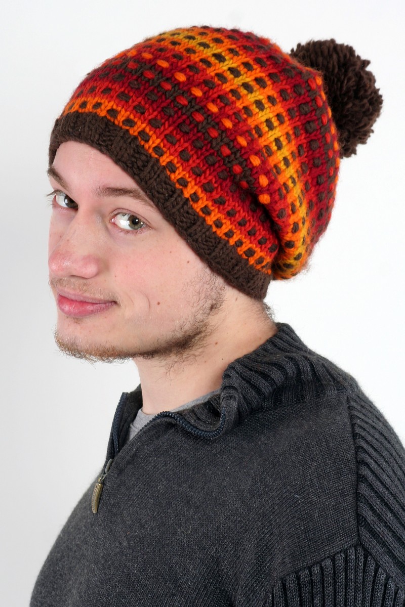 Handgestrickte Slouch-Bommelmütze aus Merinowolle – Step, Rainbow Fire