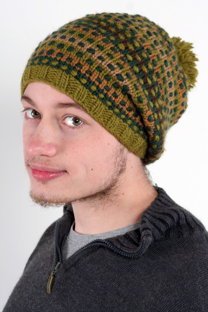Handgestrickte Slouch-Bommelmütze aus Merinowolle – Step, Rainbow Jungle