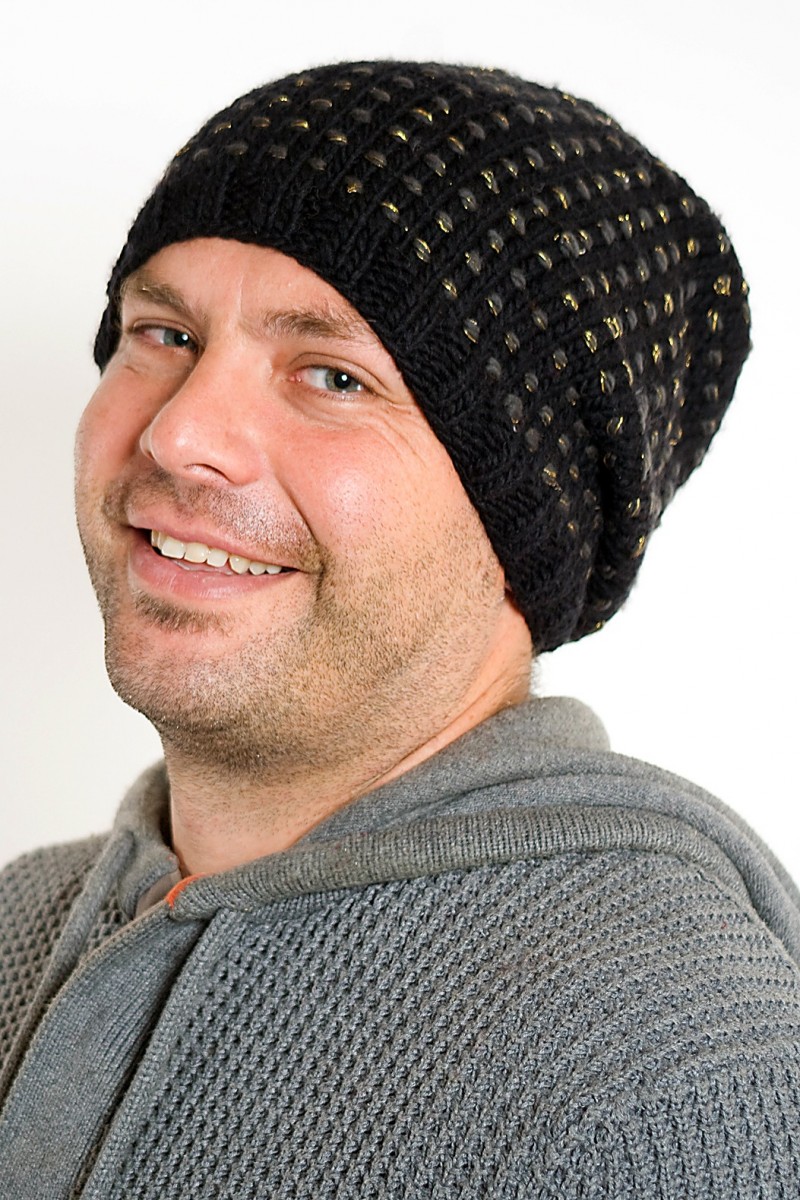 Handgestrickte Slouch-Mütze aus Merinowolle – Step, Schwarz/Gold