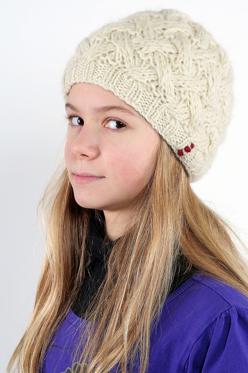 Handgestrickte kurze Beanie aus Lammwolle – X-Muster, Weiß