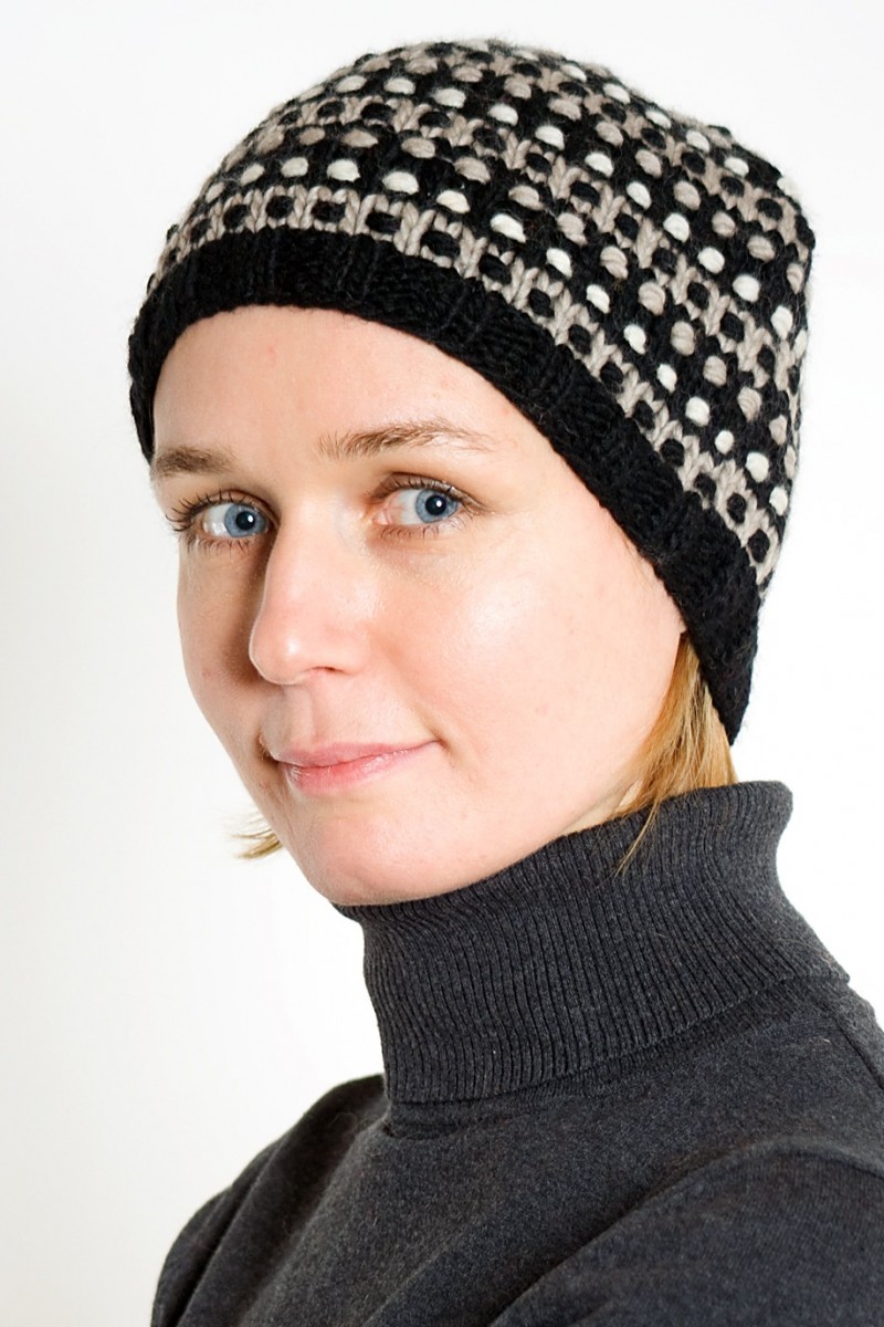 Hand-Knitted Merino Wool Short Beanie – Step, Black/White