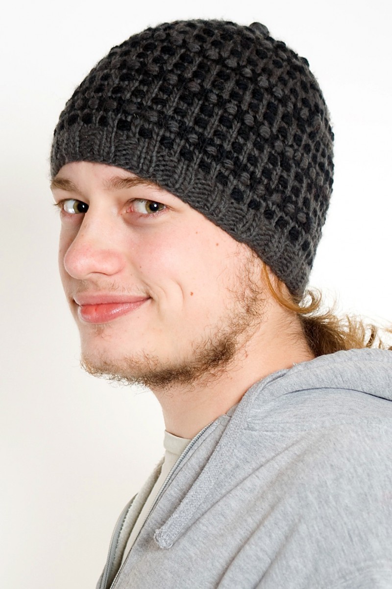 Handgestrickte kurze Beanie aus Merinowolle – Step, Dunkelgrau/Schwarz