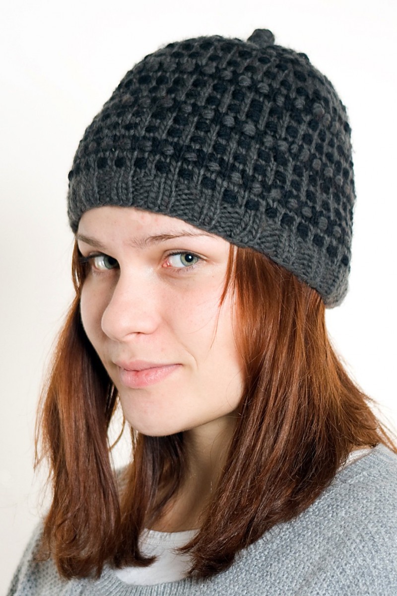Hand-Knitted Merino Wool Short Beanie – Step, Dark Grey/Black