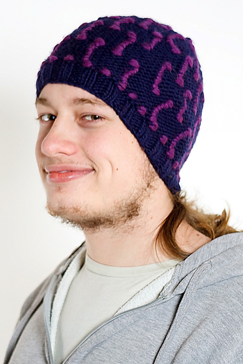 Handgestrickte kurze Beanie aus Merinowolle – Quadrat, Blau/Lila
