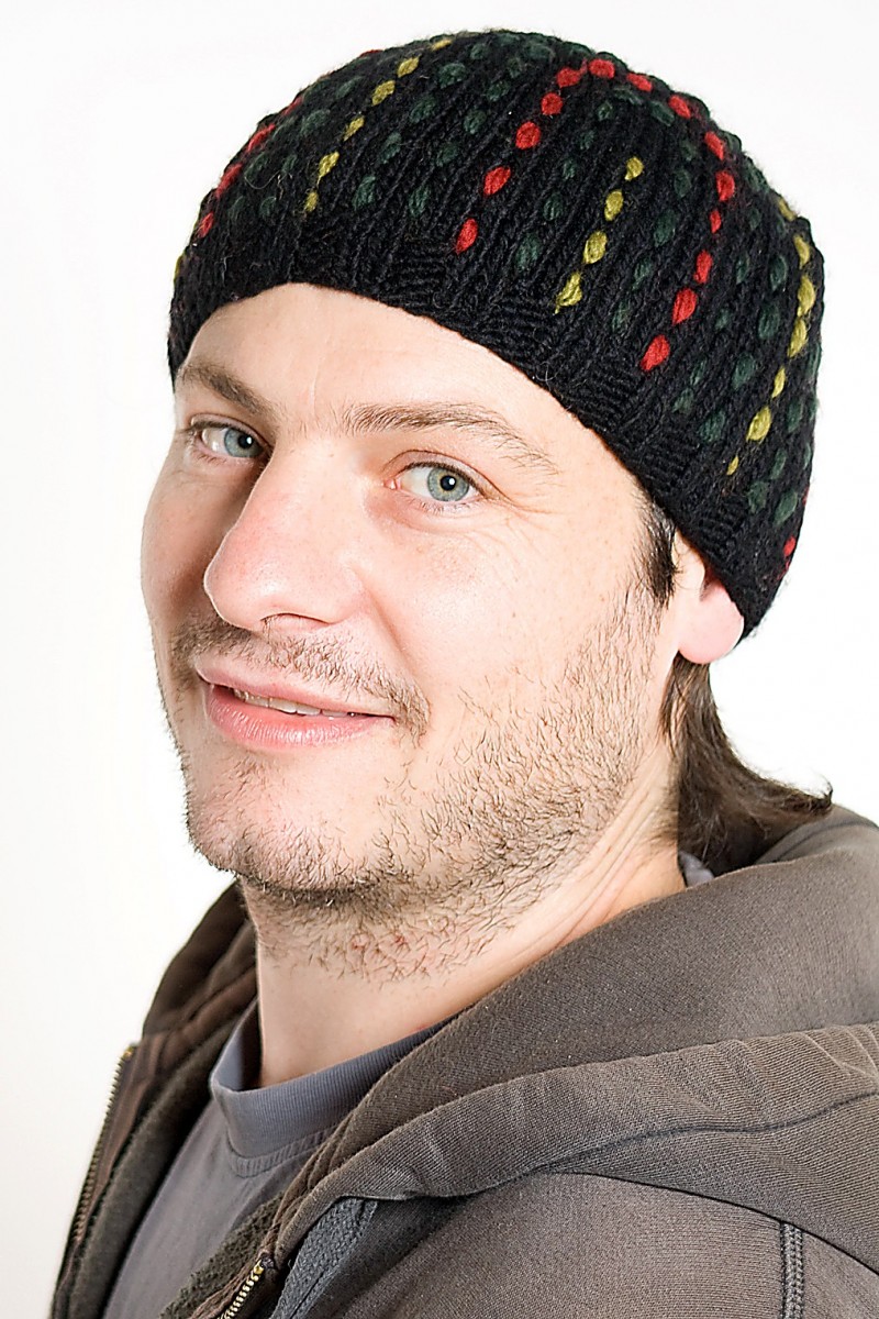 Hand-Knitted Merino Wool Short Beanie – Urchin, Black/Green