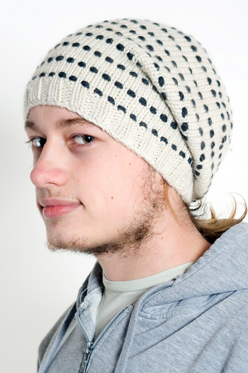 Handgestrickte Doppel-Slouch-Mütze aus Merinowolle – Spirale, Weiß/Dunkelgrau