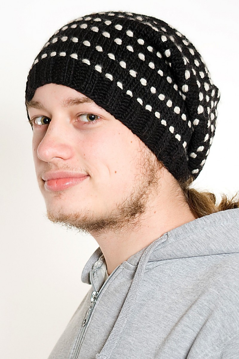 Handgestrickte Doppel-Slouch-Mütze aus Merinowolle – Spirale, Schwarz/Weiß