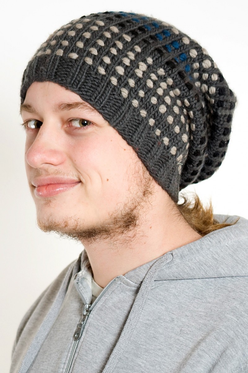 Handgestrickte Doppel-Slouch-Mütze aus Merinowolle – Songlines, Dunkelgrau/Petrol