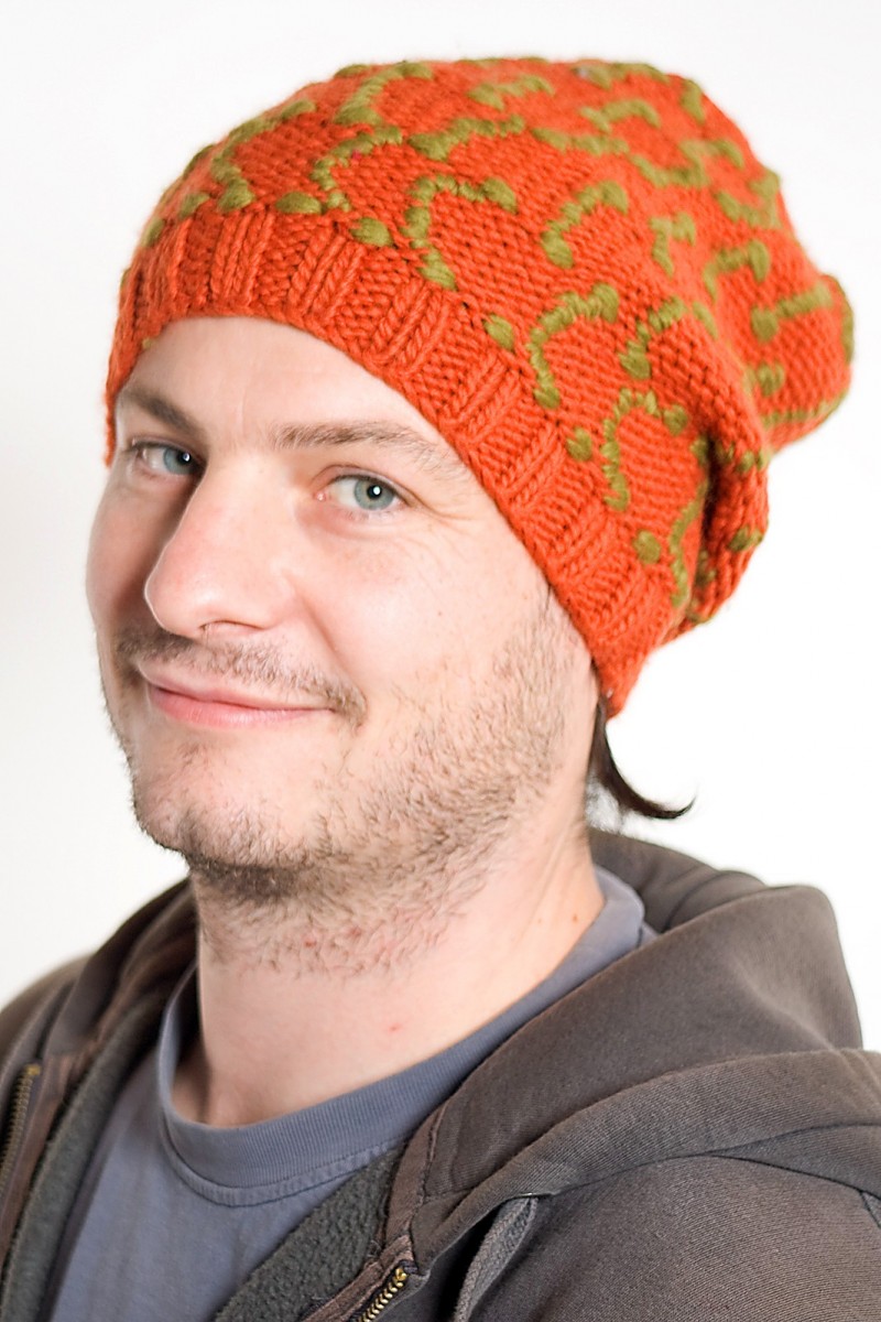 Handgestrickte Doppel-Slouch-Mütze aus Merinowolle – Quadrat, Orange/Khaki