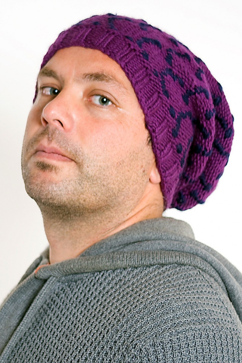 Handgestrickte Doppel-Slouch-Mütze aus Merinowolle – Quadrat, Lila/Blau