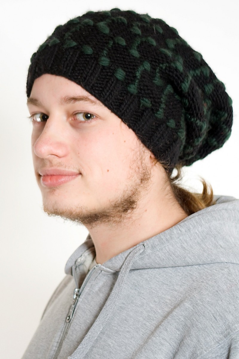 Handgestrickte Doppel-Slouch-Mütze aus Merinowolle – Quadrat, Schwarz/Grün