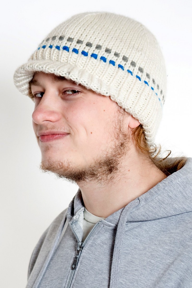 Handgestrickte Beanie mit Schirm aus Merinowolle – 2 Punkte, Weiß/Türkis