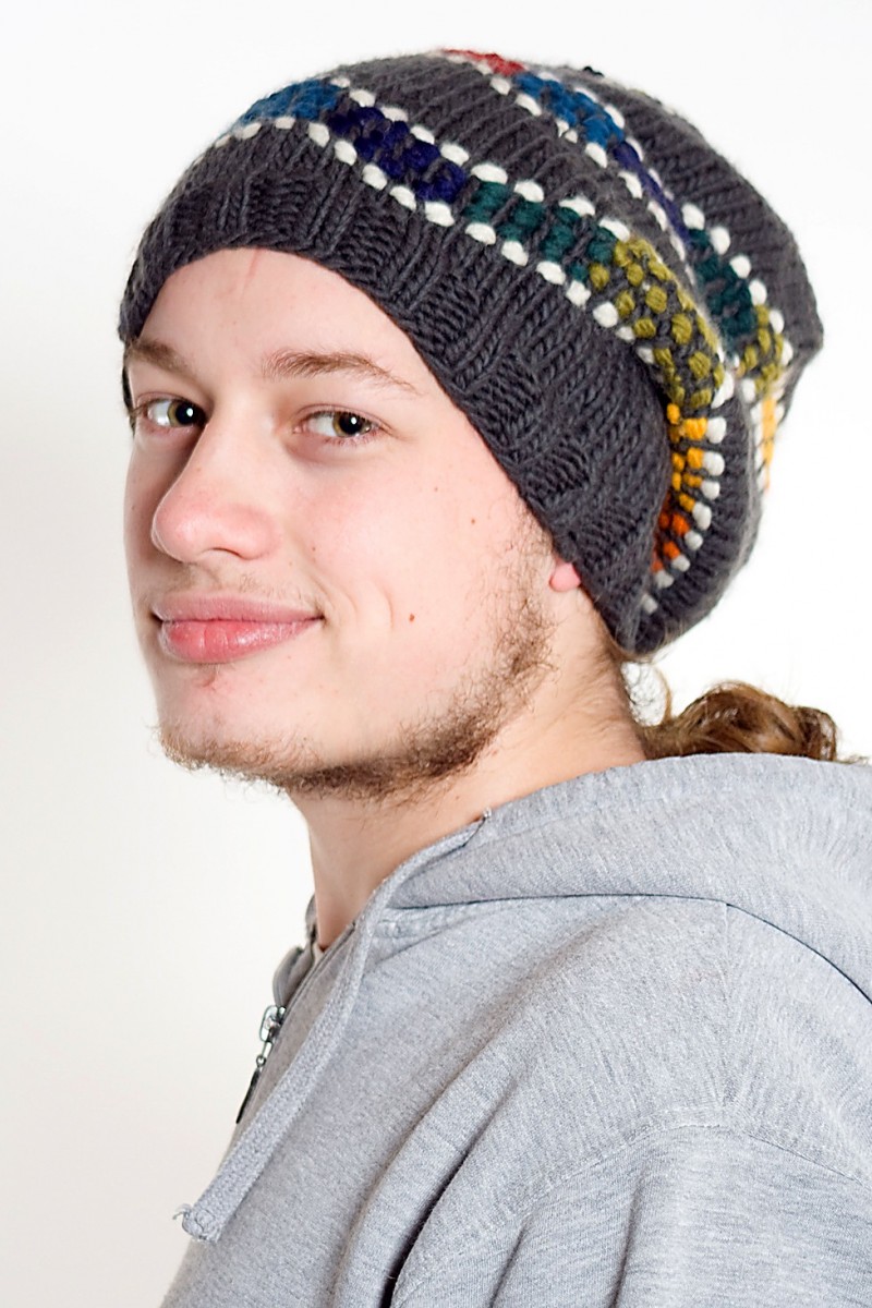 Handgestrickte Doppel-Slouch-Mütze aus Merinowolle – Rainbow Serpent, Dunkelgrau
