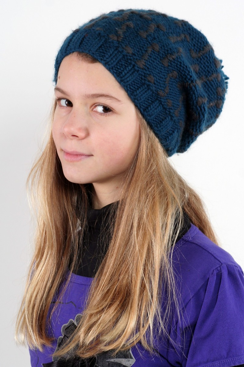 Handgestrickte Slouch-Bommelmütze aus Merinowolle – Quadrat, Petrol/Dunkelgrau