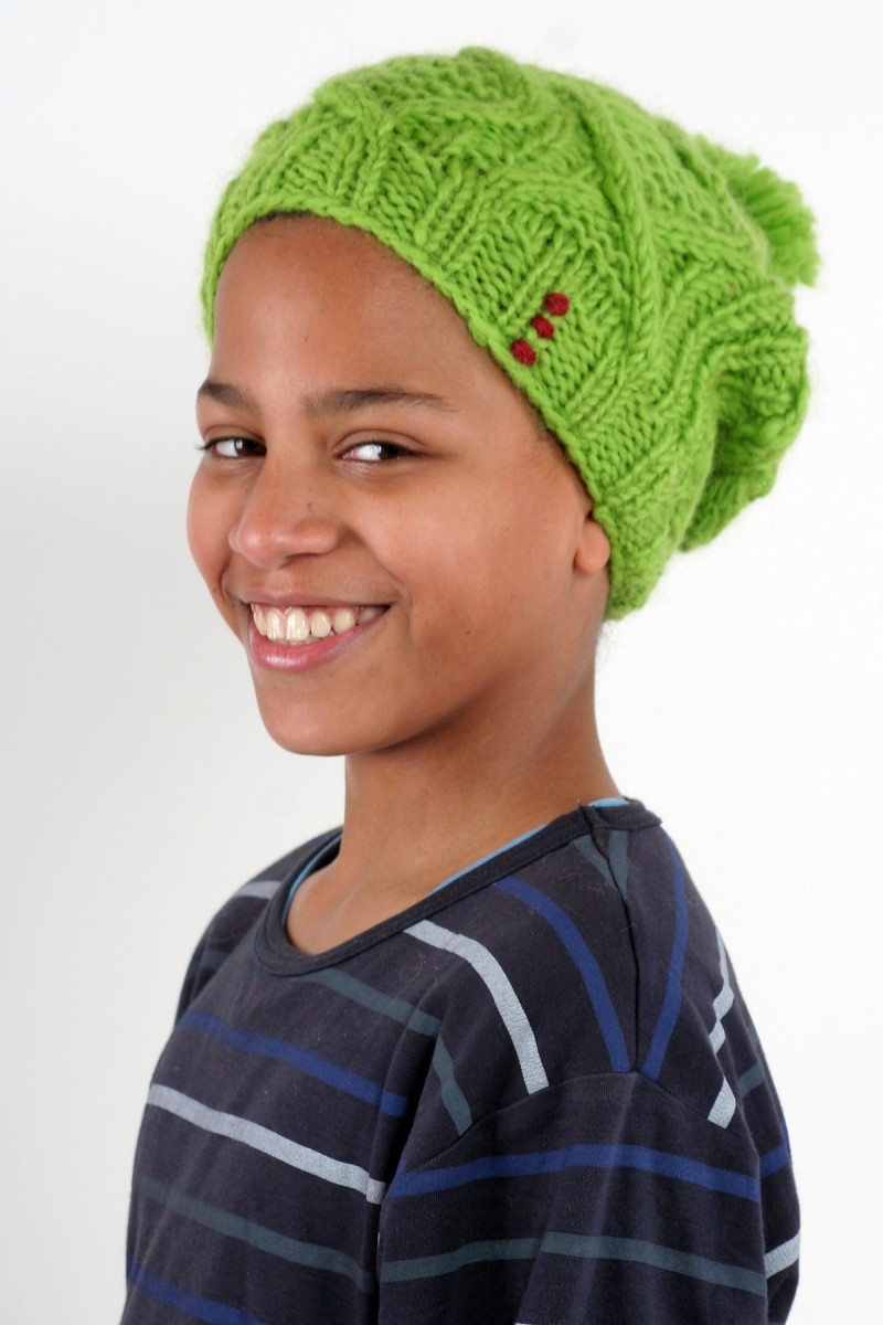 Handgestrickte Slouch-Bommelmütze aus Lammwolle – DNA bunt, Grün
