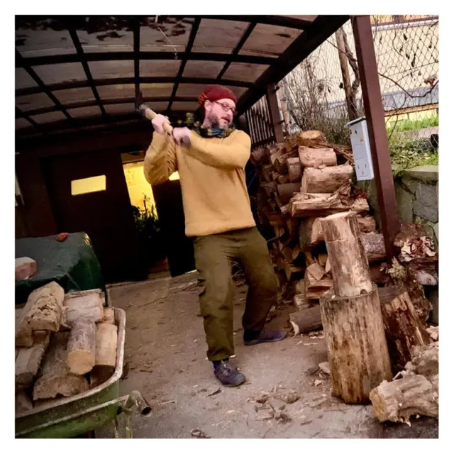 Australian in Slovenia keeping warm: 20% physical activity, 30% logwood fire as a result of physical activity, 50% Pashi