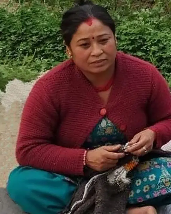 Meet Maya 🧶 Deep in the hills of Bhaktapur, Nepal, Maya has been knitting for 12 years. Every Pashin' piece begins in ha