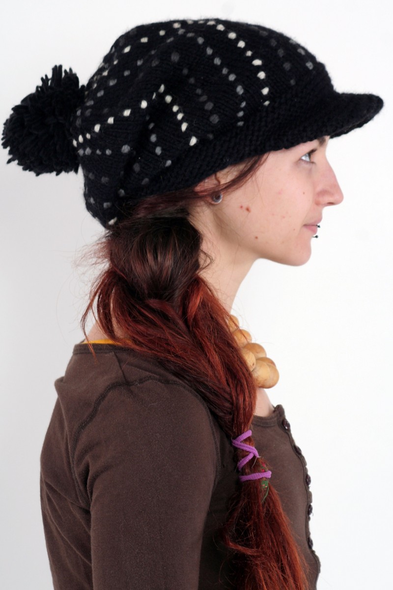 BLACK WHITE BOOMERANG FLOP BRIM POMPOM