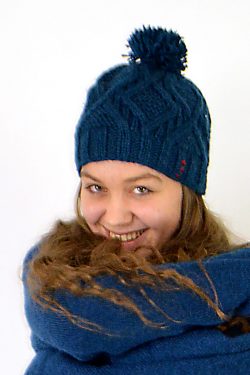 SHORT POMPOM HAT DNA PETROL (BGX6)