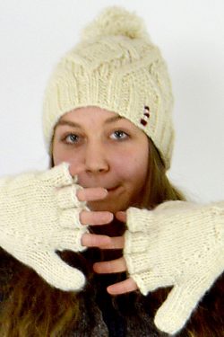SHORT POMPOM HAT DNA WHITE (BGX4)